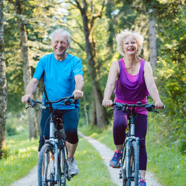seniori-ce-se-plimba-cu-bicicleta